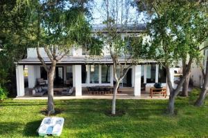 una casa blanca con árboles en el patio en Lake Home: Relax and Unwind in Mission Hidden Gem, en Mission