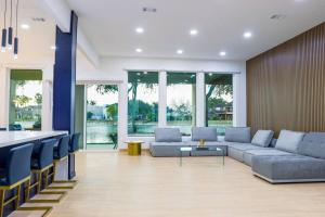 Istumisnurk majutusasutuses Lake Home: Relax and Unwind in Mission Hidden Gem