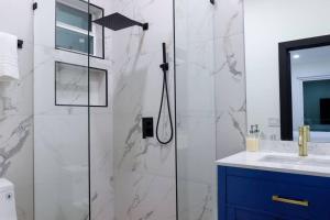 Vannituba majutusasutuses Lake Home: Relax and Unwind in Mission Hidden Gem