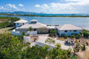 een luchtzicht op een huis naast het water bij Songbird 4 BR Anguilla Villa in The Valley