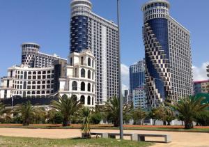 un grupo de edificios altos en una ciudad en Orbi Sea Tower Apartment en Batumi