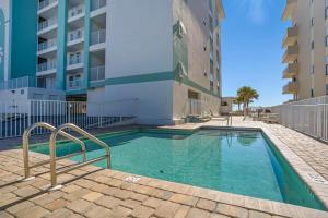 una piscina di fronte a un edificio di The Palms #505 a Fort Walton Beach