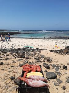 un vassoio di cibo su una spiaggia con frutti di mare di FurgoCamper Van H1 a Tetir