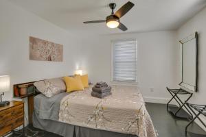 um quarto com uma cama e uma ventoinha de tecto em Updated Kingston Vacation Rental Near Parks! em Kingston