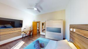 1 dormitorio con 1 cama grande y escritorio en Triana Rooms EH, en Las Palmas de Gran Canaria