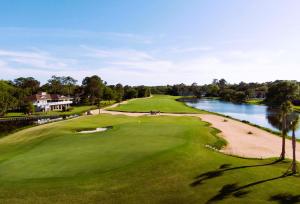 een luchtzicht op een golfbaan met een rivier bij 3/2.5 mid island home across from Sea Palms Golf Course! in Saint Clair Estates