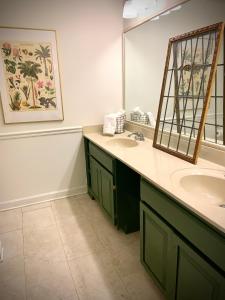 een badkamer met een wastafel en een spiegel bij 3/2.5 mid island home across from Sea Palms Golf Course! in Saint Clair Estates