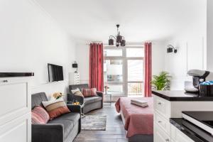 una sala de estar con un sofá y una mesa en Charming Apartment in the City Center, en Varsovia