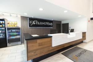 a fast food restaurant with a counter with a refrigerator at The Farmstead Hotel in Caruthersville