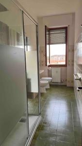 een badkamer met een douche, een toilet en een wastafel bij Saronno 800 mt dalla stazione in Saronno