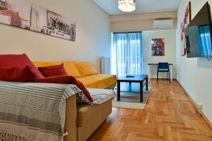 una sala de estar con un sofá y una mesa en Athens Retreat 1-BDR Apartment by WeHost Athens, en Atenas 11 fotos más