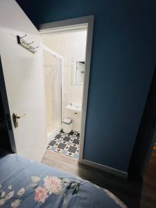 sypialnia z drzwiami otwieranymi do łazienki z toaletą w obiekcie Double bed Small En-suite for 2 w mieście Killybegs