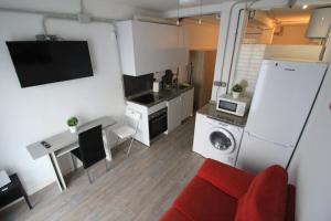a small apartment with a kitchen and a living room at La Casita de Vicálvaro in Madrid
