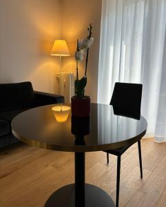 een woonkamer met een tafel met een vaas erop bij La casa di Albert - luxury living in Milaan