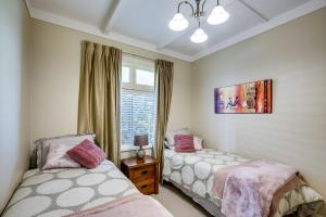 Postel nebo postele na pokoji v ubytování Railway Cottage - Napier Holiday Home
