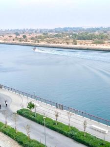 uma vista para um rio com um barco na água em Charming Yas Island Stay with Balcony em Abu Dhabi