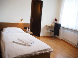 Cama o camas de una habitación en Hotel Stadthof Glarus