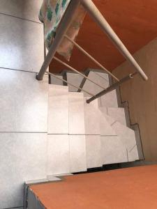 eine Treppe in einem Gebäude mit Skateboard in der Unterkunft Acogedora Casa en Trujillo Moche in Trujillo