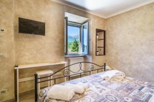 a bedroom with a bed and a window at B&B La Locanda del Serafino in Sarnano