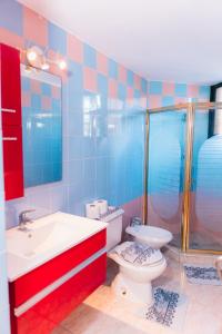 a bathroom with a toilet and a sink and a shower at Luxury 2 Bedroom with Pool & Hot-tub in Santo Domingo