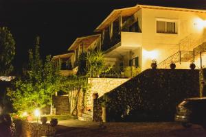 ein Haus in der Nacht mit Lichtern davor in der Unterkunft Althea Studios Lefkada in Agios Nikitas