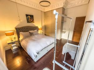 a small bedroom with a bed with white sheets at Luxury 3 beds Palace Gate Kesington in London