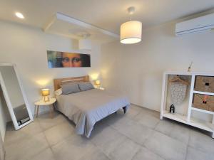 1 dormitorio con 1 cama y una pintura en la pared en Beach Apartments Old Town en Estepona