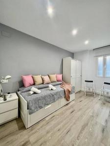 a bedroom with a large bed with pink pillows at VFT LIbertad 31 in Úbeda