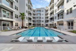 a swimming pool in a apartment complex with a building at Midtown Houston Luxury Suite at River Oaks in Houston