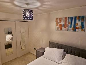 Säng eller sängar i ett rum på 4Bed Castle in Medway free sports channel parking