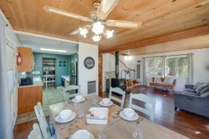 comedor y sala de estar con mesa en Quiet Sequoia National Forest Cabin with Fireplace, 