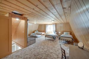 Habitación con 2 camas y sala de estar. en Quiet Sequoia National Forest Cabin with Fireplace, 