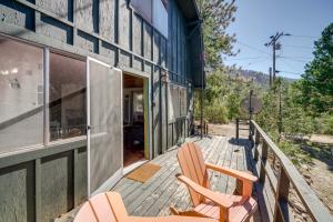 un par de sillas sentadas en el porche de una casa en Quiet Sequoia National Forest Cabin with Fireplace, 