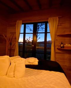 Tempat tidur dalam kamar di Villa Colombia