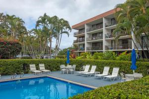 基黑的住宿－Maui Parkshore 209 - MCH，一座带游泳池和椅子的度假村和一座建筑
