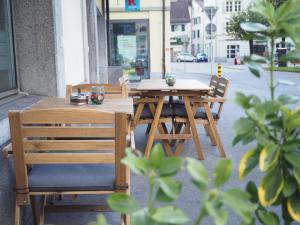 Un restaurante o sitio para comer en Hotel Stadthof Glarus