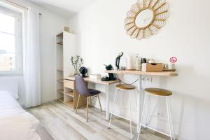 um quarto com uma secretária, 2 cadeiras e um espelho em At the heart of the essential 2 - New studio #GB em Saint-Martin-le-Vinoux