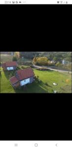 dos fotografías de una casa y un campo de golf en BABIE LATO dostęp do jeziora UBLIK en Konopki Wielkie