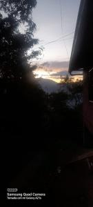 una ventana de una casa con vistas a la puesta de sol en Casa Alojamiento Brisas Encantadoras, en Choachí 9 fotos más