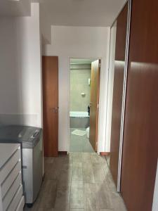 an empty room with a bathroom with a tub at Dpto zona céntrica con yacuzzi in San Lorenzo