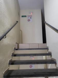 a set of stairs in a building with a door at APTO ENCANTADOR, PISCINA, ACADEMIA E MUITO MAIS. in Campo Grande