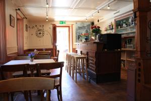 - une salle à manger avec une table et des chaises dans l'établissement La Petite Auberge, à Versegeres 