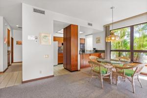 Un comedor y una cocina con mesa y sillas. en Shores at Waikoloa 111 - MCH, en Waikoloa