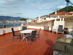 a patio with chairs and a table on a balcony at Artmony piso centro del pueblo vista frente al mar appartement plein centre en front de mer in Port de la Selva