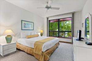 Un dormitorio blanco con una cama y una ventana. en Shores at Waikoloa 111 - MCH, en Waikoloa