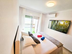 1 dormitorio con 1 cama grande y ventana en Sunset 408 heated pool with views en Adeje