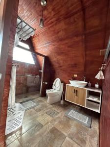 een badkamer met een toilet, een douche en een wastafel bij Cabaña 787 in Lares