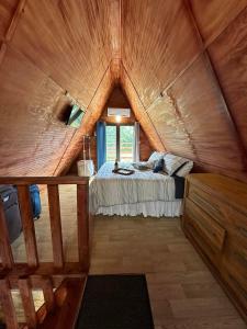 een kleine slaapkamer met een bed op zolder bij Cabaña 787 in Lares