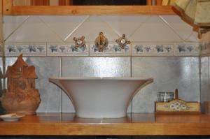 a white bowl on a shelf in a room at Melodia natural en San Martín de los Andes in San Martín de los Andes