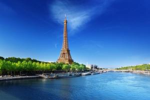 vistas a la torre Eiffel desde el río en Maison Disney, Paris, Val d'Europe, en Quincy-Voisins